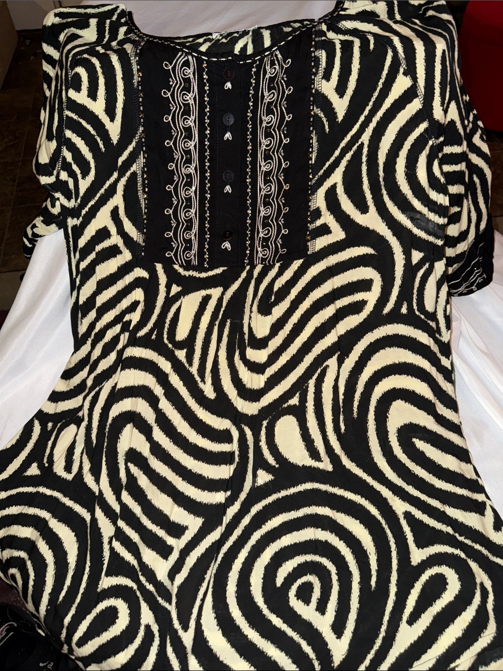 Krista Lee black and white Swirl Pattern Women's Top with Embroidered Yoke -XL